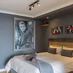 Trendy Bachelor Pad Free Parking Rooftop Pool